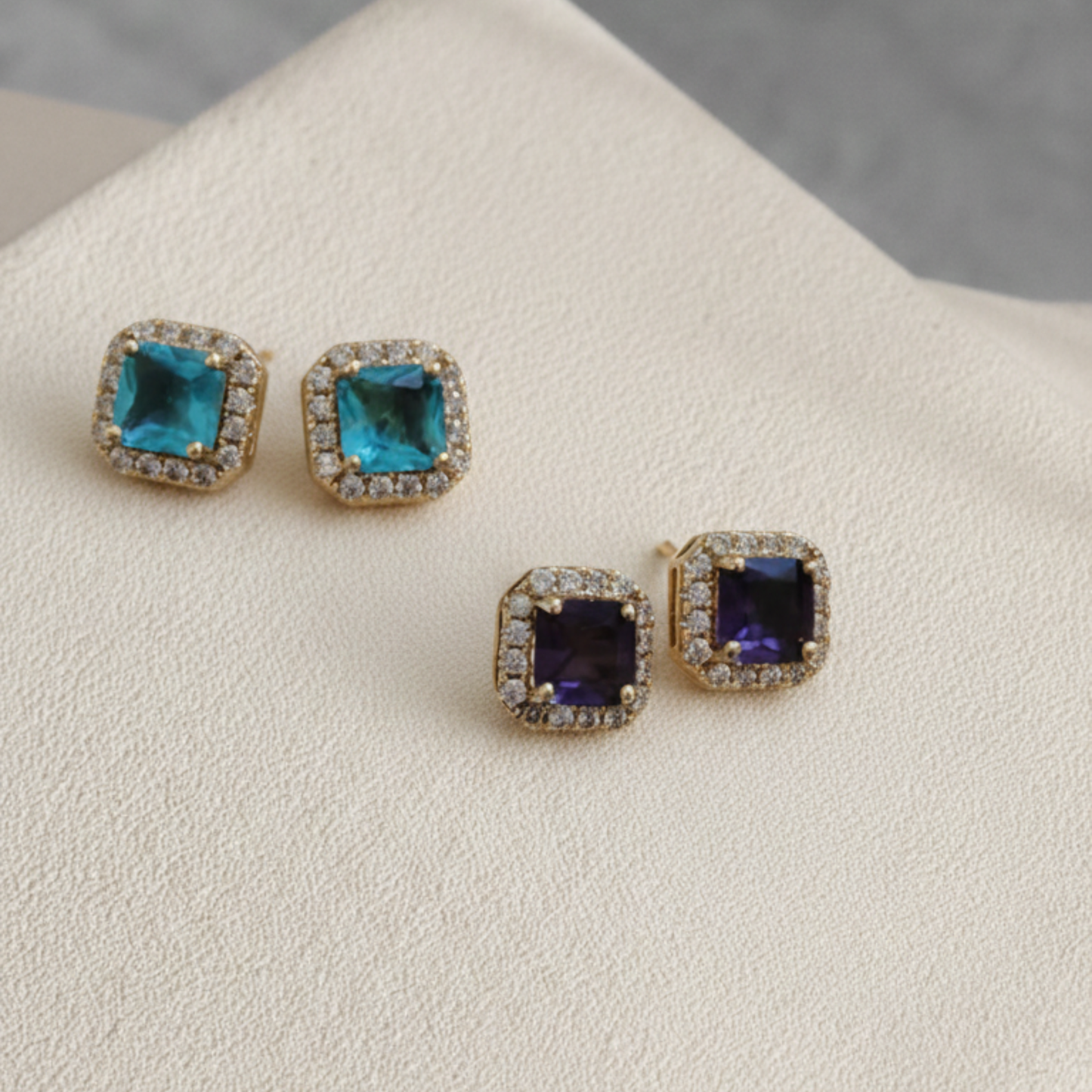 Aretes Cuadrados Halo con Piedra de Color
