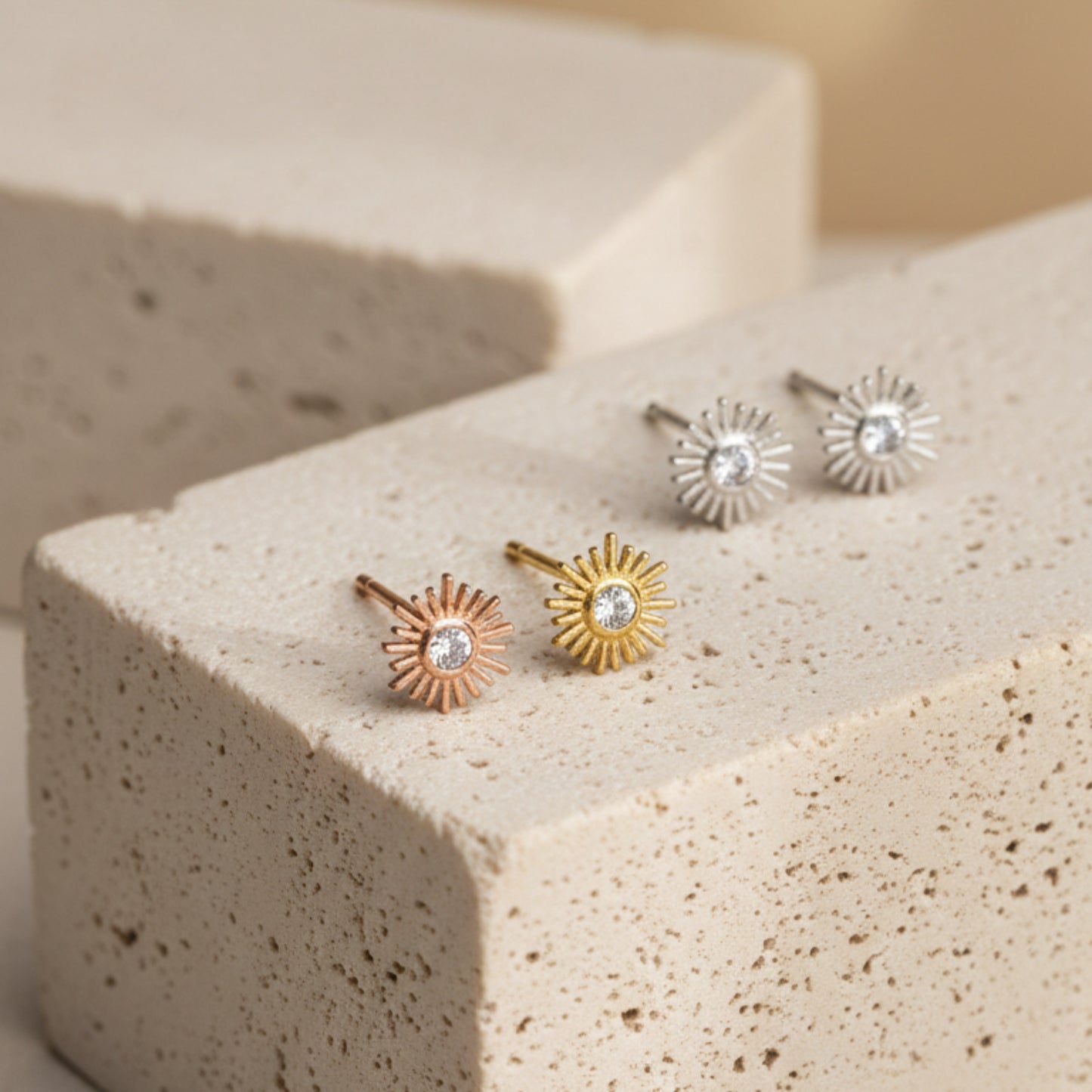 Aretes Sol Radiante con Cristal Central