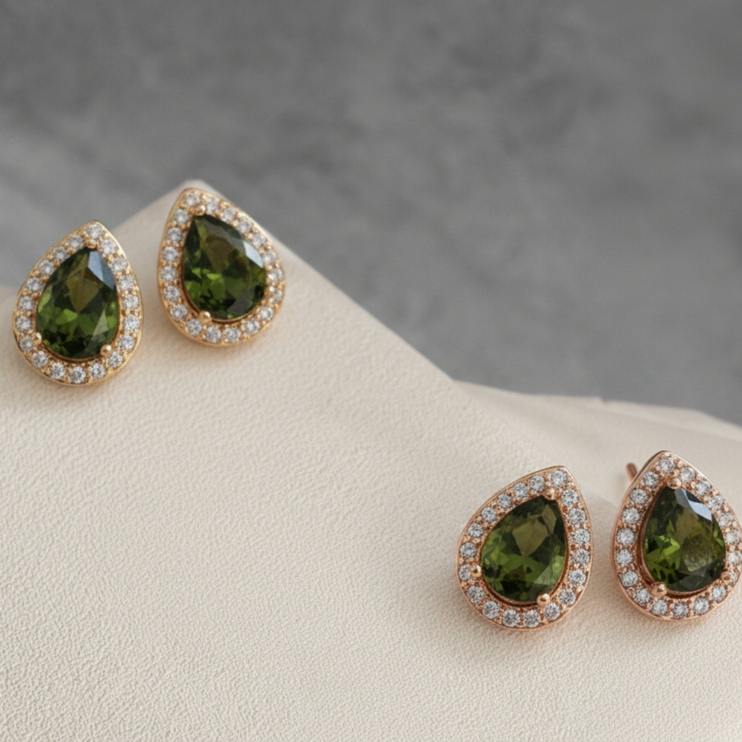 Aretes Lágrima Verde Oliva con Halo de Cristales