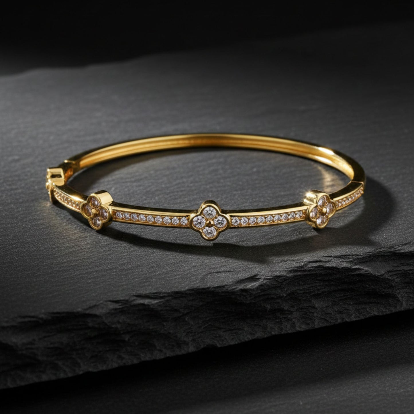 Brazalete Rígido Flores Pavé con Cristales