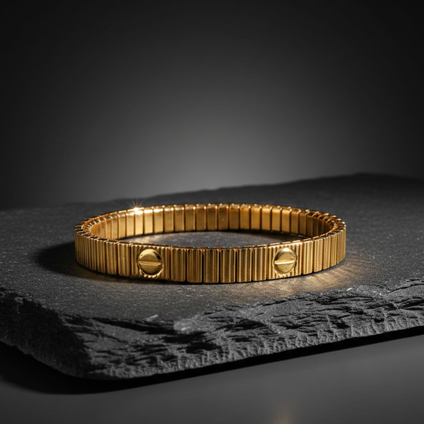 Brazalete Texturizado con Detalles de Tornillos