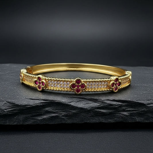 Brazalete Rígido Flores Trébol Pavé con Rubíes y Cristales