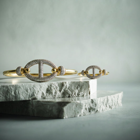 Anillo Óvalo Cruz Pavé con Cristales.