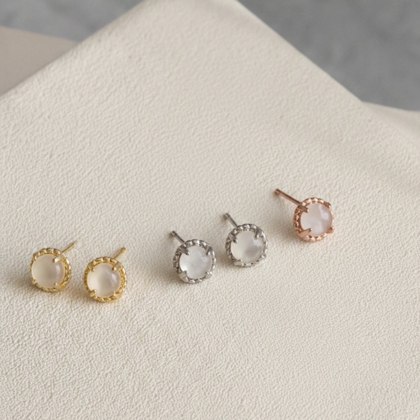 Aretes Corona Opalescente Delicados