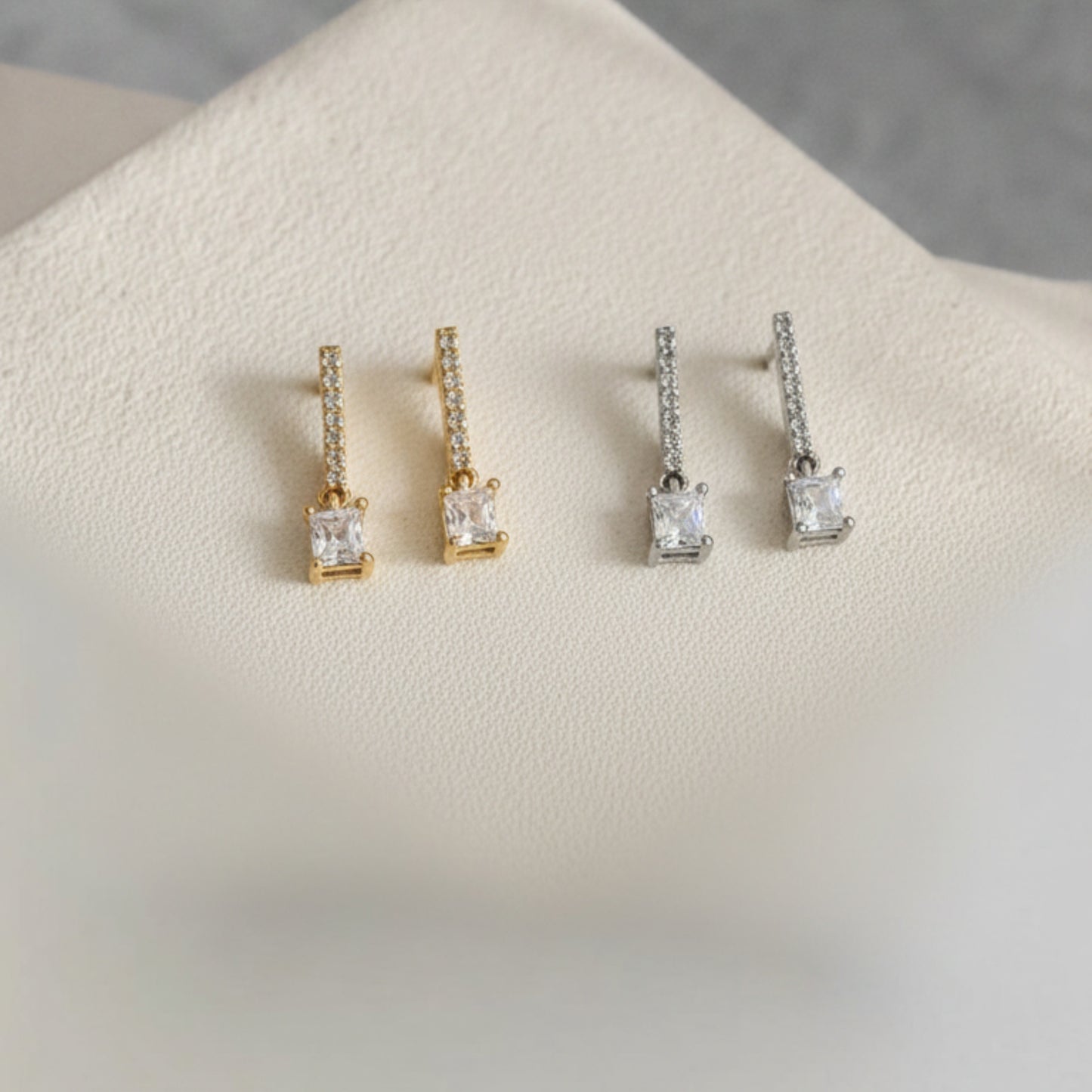 Aretes Colgantes Baguette con Barra de Cristales
