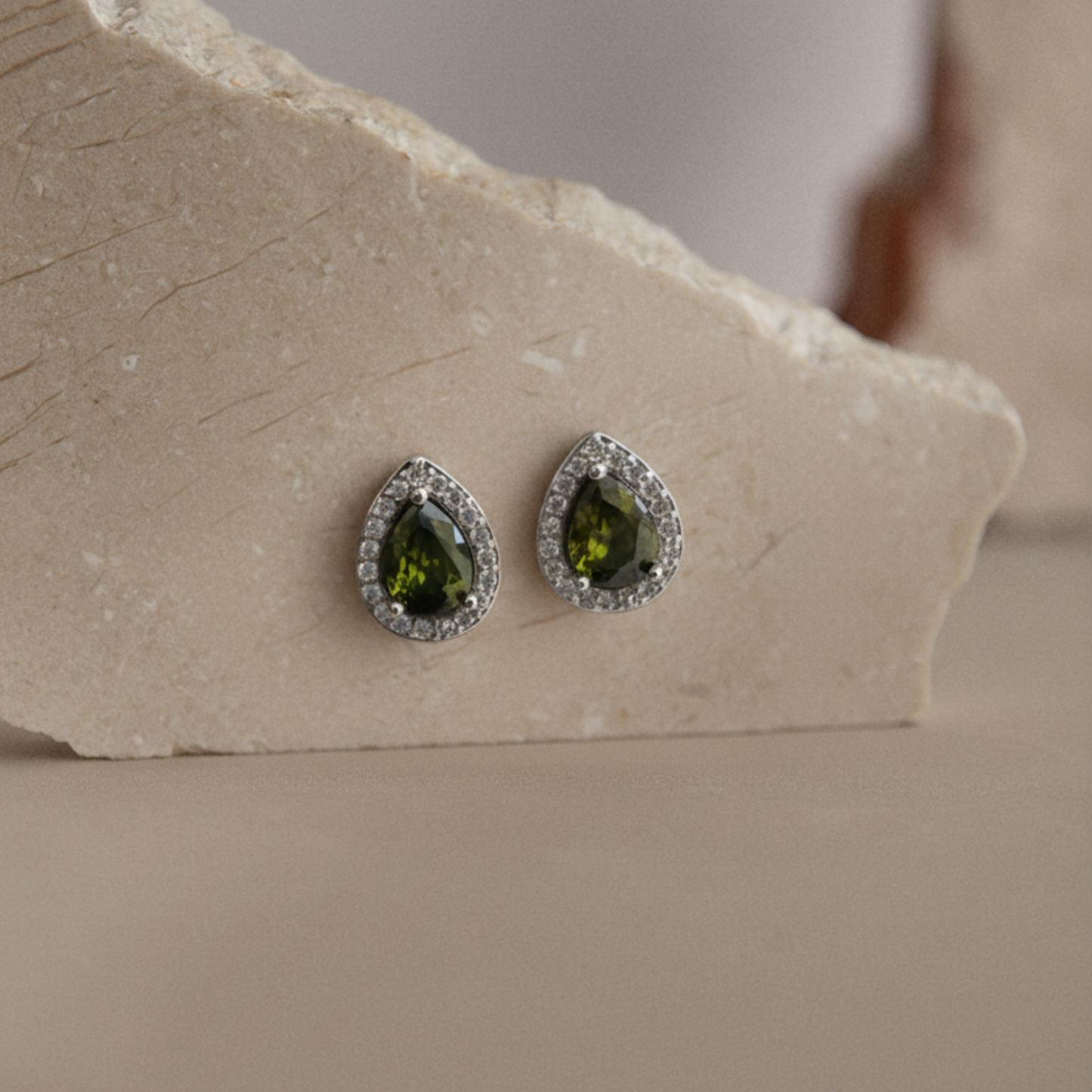 Aretes Lágrima Verde Oliva con Halo de Cristales