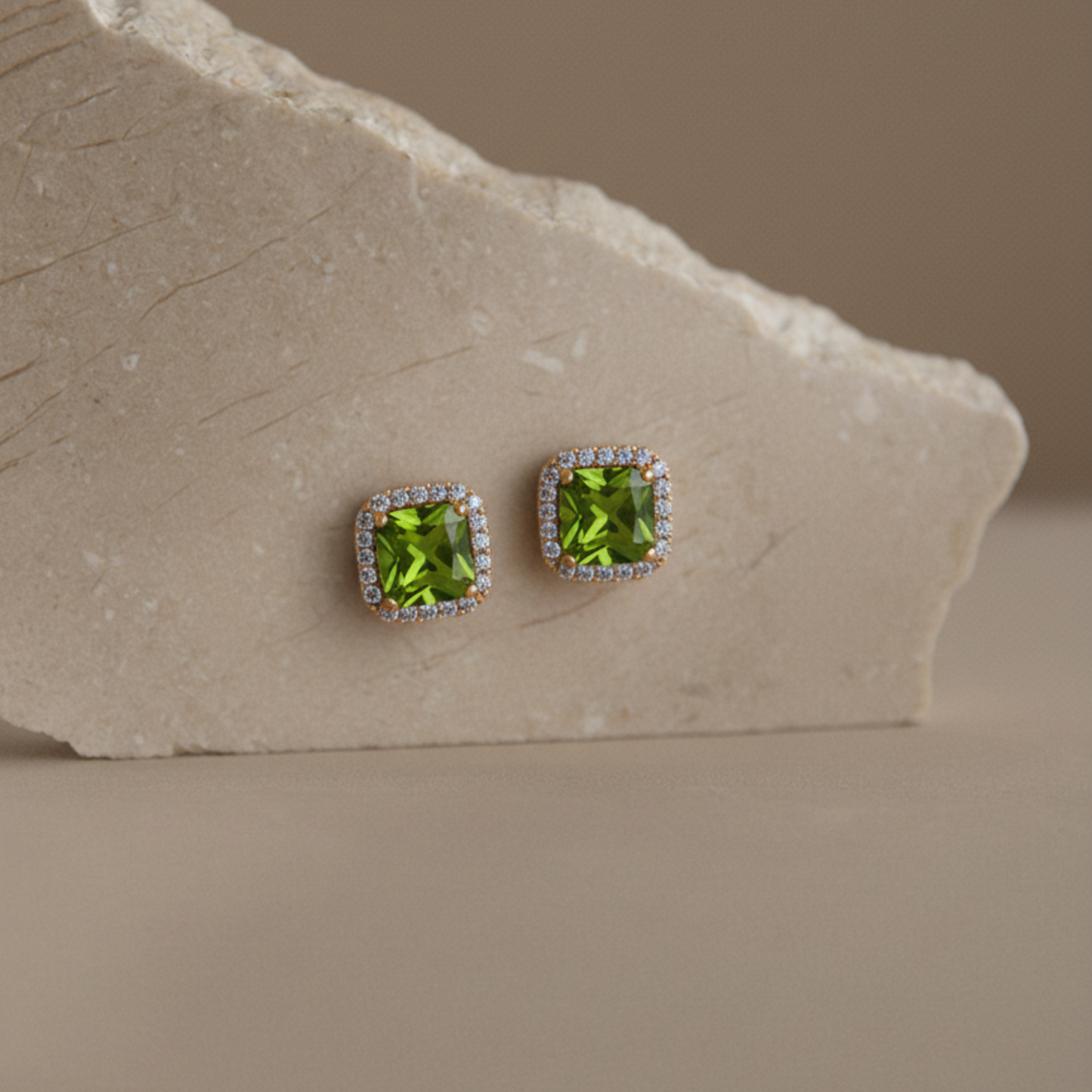 Aretes Cuadrados Halo con Piedra de Color